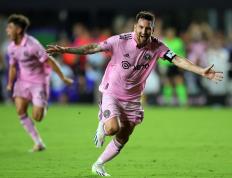 包含梅西重返赛场，比赛规则变更首场状态出色，湖人观众沸腾！上演精彩一战的词条